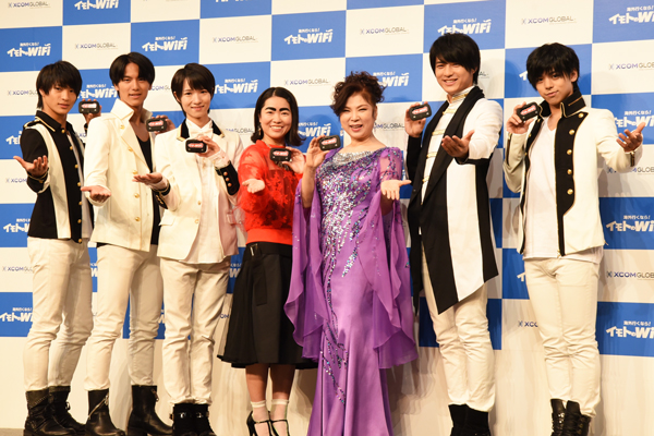 （画像）「イモトのWiFi」新CM発表会でのフォトセッション。出演者一同勢揃い。