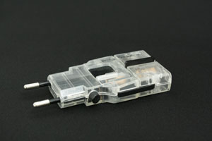 同梱されるマルチコンセントプラグ