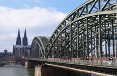 ケルン大聖堂とライン川にかかる橋。