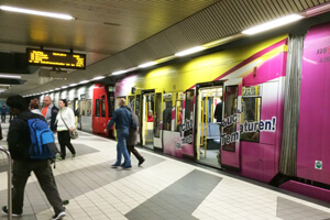 地下の駅に停まるケルンのトラム