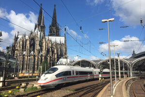 ケルン大聖堂とケルン中央駅に止まるICE