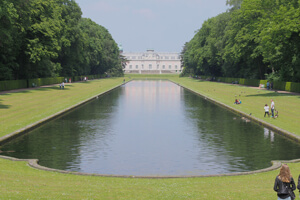 ベンラート城内