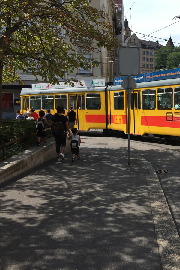 バーゼルの街を走るトラム