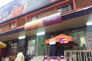 ウガンダ、africell店舗と看板