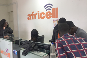 ウガンダで目立つafricellの店内