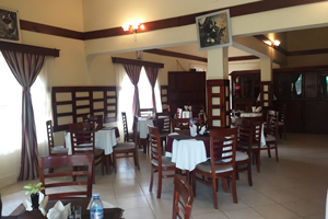 ウガンダのレストラン。店舗内。