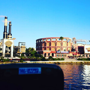 フロリダ・オーランドのハードロックカフェを背景にWiFiルーター