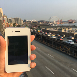 ワシントン州シアトルの街並みとWiFiルーター